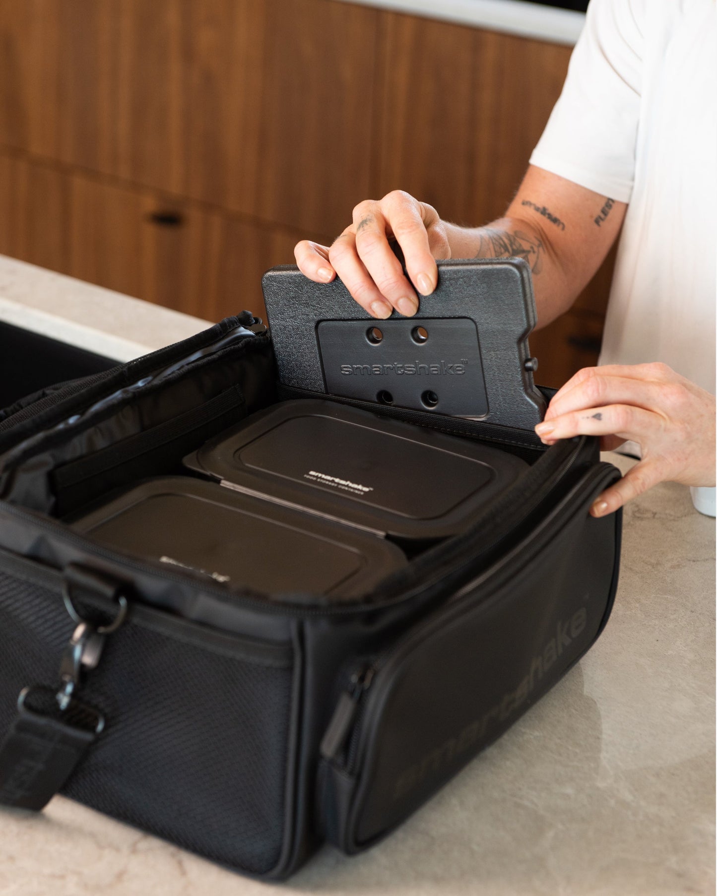 meal-prep-bag-black-with-4-food-containers-and-2-ice-packs-l3 Smartshake_Meal_Prep_Bag_Black_liefstyle_2.jpg