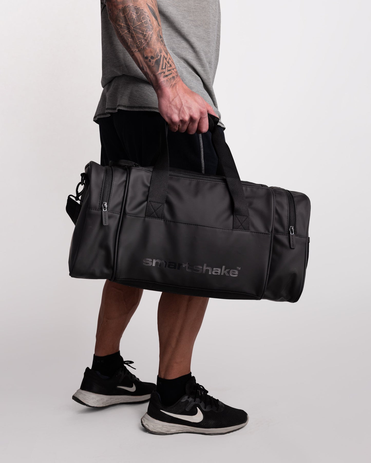 gym-bag-black-p4 Smartshake_GymBag_Black_lifestyle.jpg