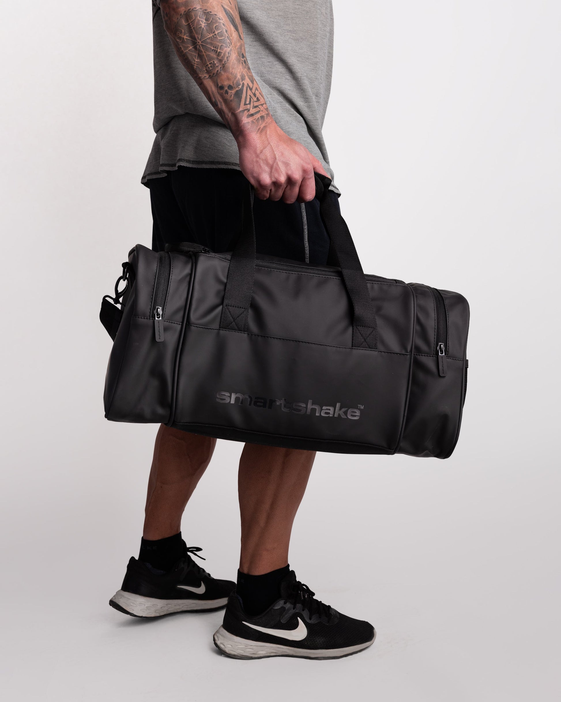 gym-bag-black-p4 Smartshake_GymBag_Black_lifestyle.jpg