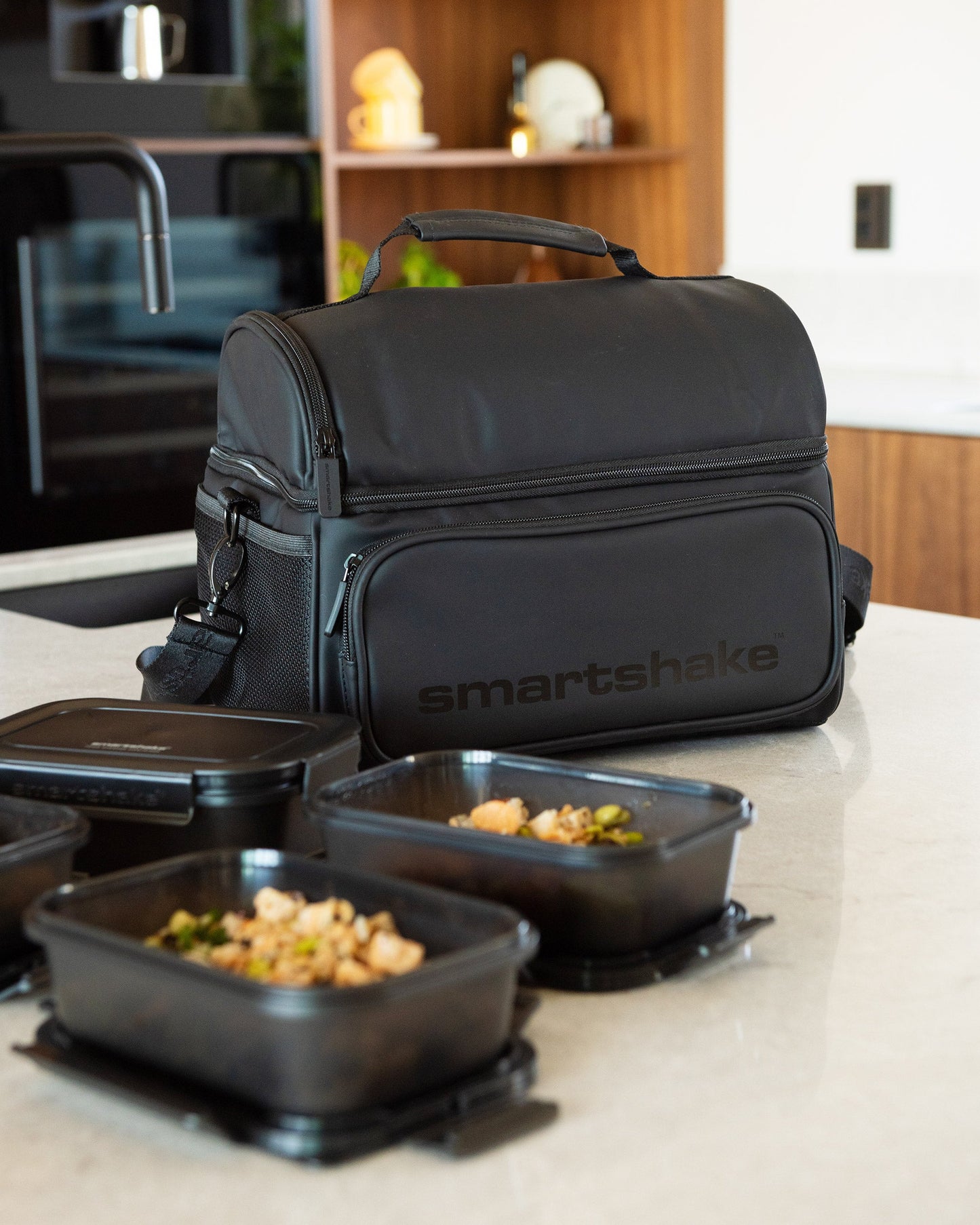 meal-prep-bag-black-with-4-food-containers-and-2-ice-packs-l3 Smartshake_Meal_Prep_Bag_Black_liefstyle.jpg
