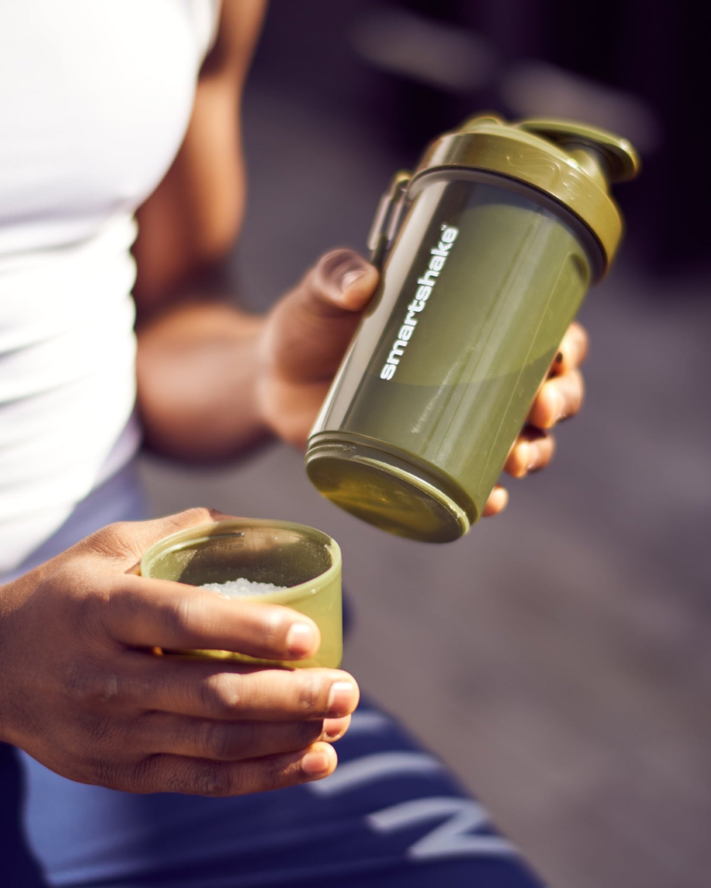 original2go-one-army-green-y6 Smartshake_O2Go_Army_green_lifestyle.jpg