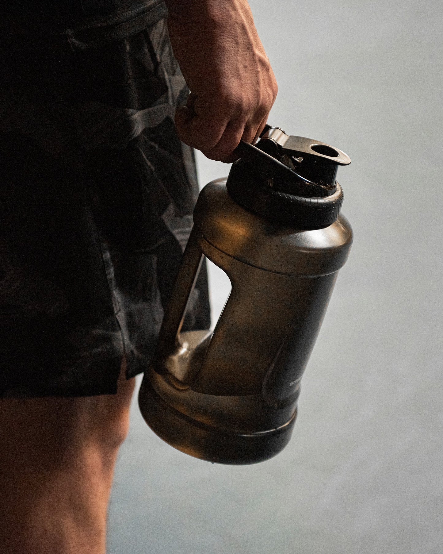 ultimate-jug-black-h6 Smartshake_Ultimate_Jug_black_lifestyle.jpg